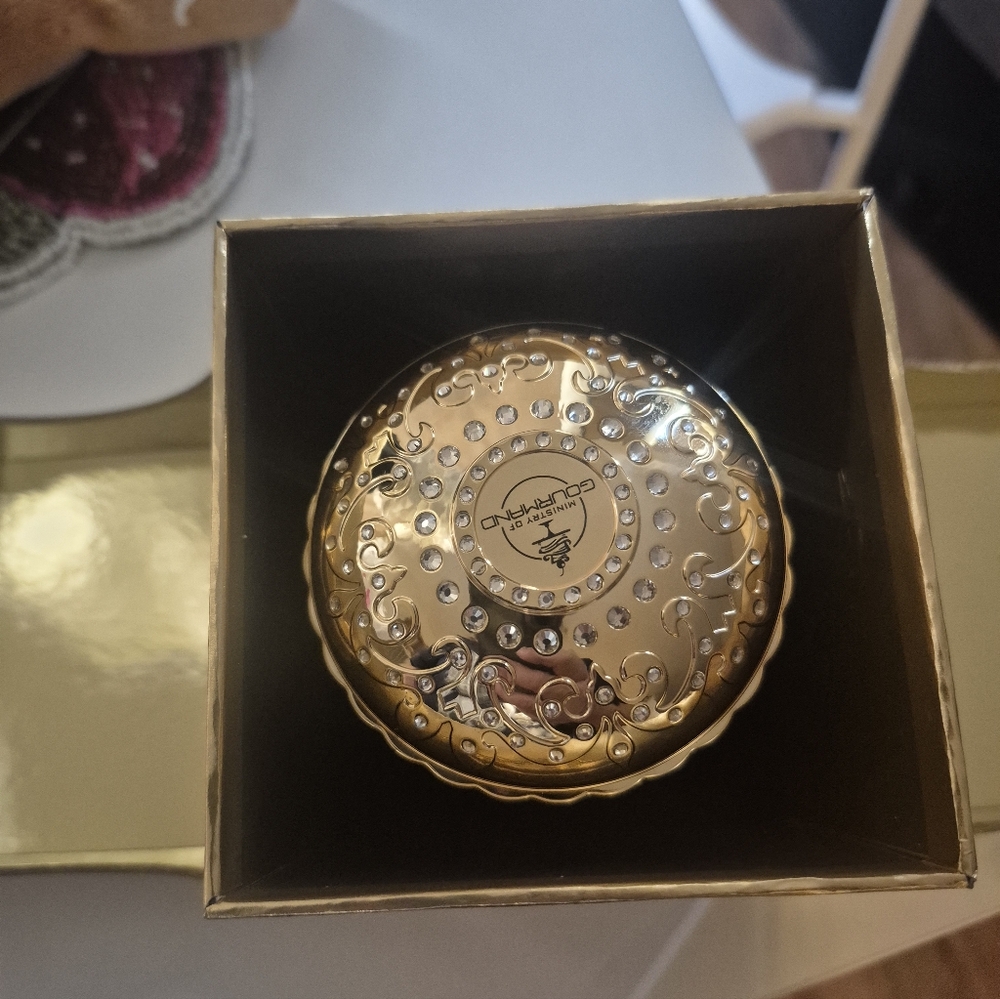 Cake Temptation Gold Gift Box - Picture 5 of 5